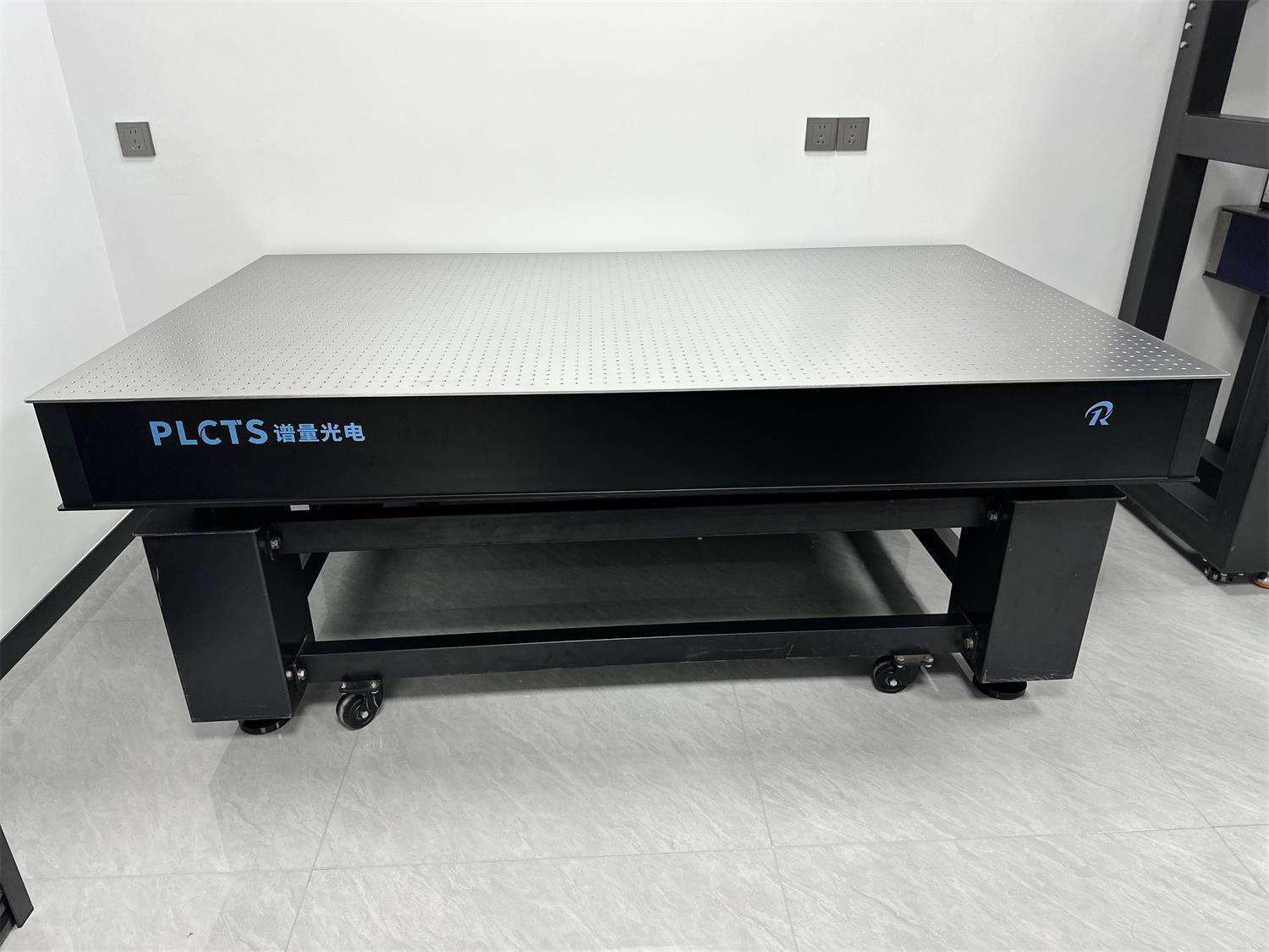 南京某新興半導體企業 精密型阻尼隔振光學平臺順利安裝交付