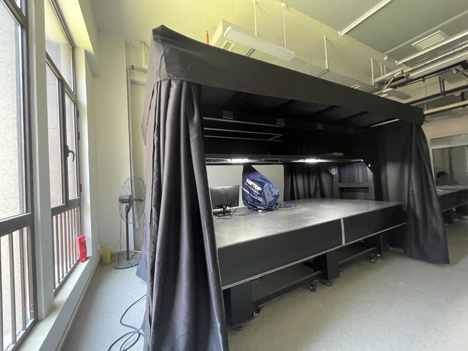 西安交通大學 精密型氣浮平臺套件(精密氣浮平臺、標準暗室儀器架)順利交付